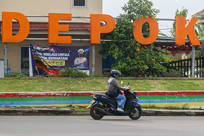 Aktivitas pengendara saat jam pulang kerja di simpang Margonda, Depok, Jawa Barat, Jumat (18/3/2022).
