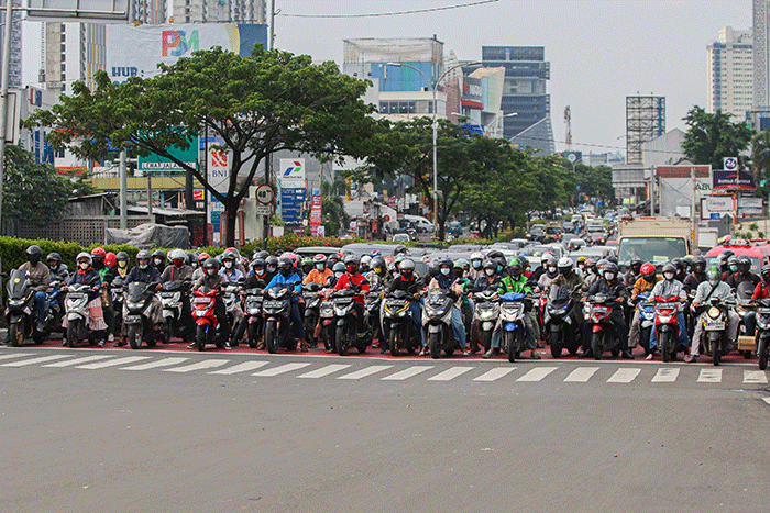 Aktivitas pengendara saat jam pulang kerja di simpang Margonda, Depok, Jawa Barat, Jumat (18/3/2022).