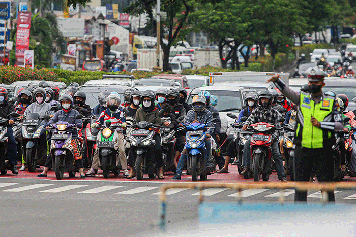 Aktivitas pengendara saat jam pulang kerja di simpang Margonda, Depok, Jawa Barat, Jumat (18/3/2022).