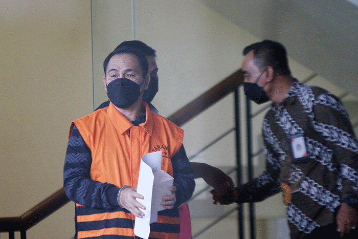 Tersangka Muara Perangin Angin usai menjalani pemeriksaan lanjutan di Gedung Merah Putih KPK, Jakarta, Jumat (18/3/2022).