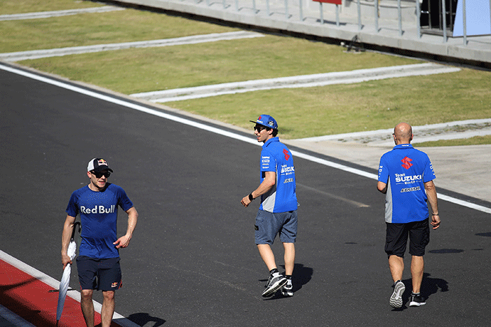 Sejumlah pembalap dan kru tim mengikuti sesi pengenalan lintasan (track familiarisation) jelang balapan MotoGP seri Pertamina Grand Prix of Indonesia 2022.