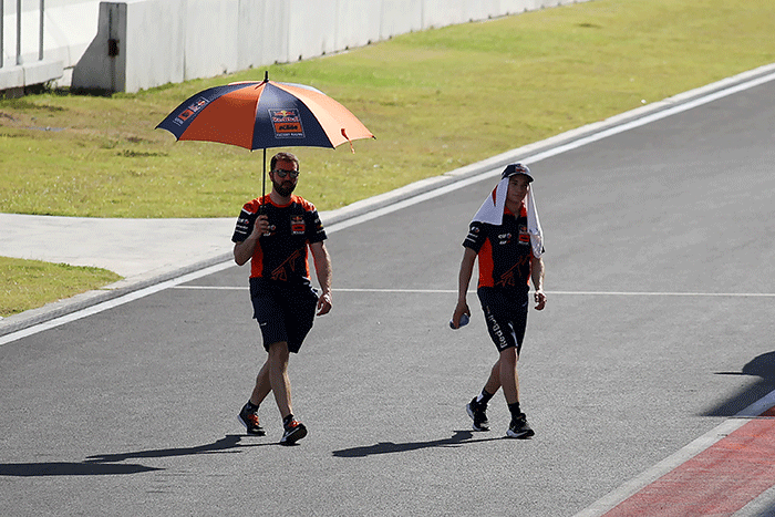 Sejumlah pembalap dan kru tim mengikuti sesi pengenalan lintasan (track familiarisation) jelang balapan MotoGP seri Pertamina Grand Prix of Indonesia 2022.