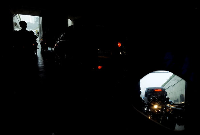 Sejumlah kendaraan berhenti untuk meneduh menunggu hujan berhenti di Underpass kawasan Jakarta Selatan, Kamis (17/3/2022).