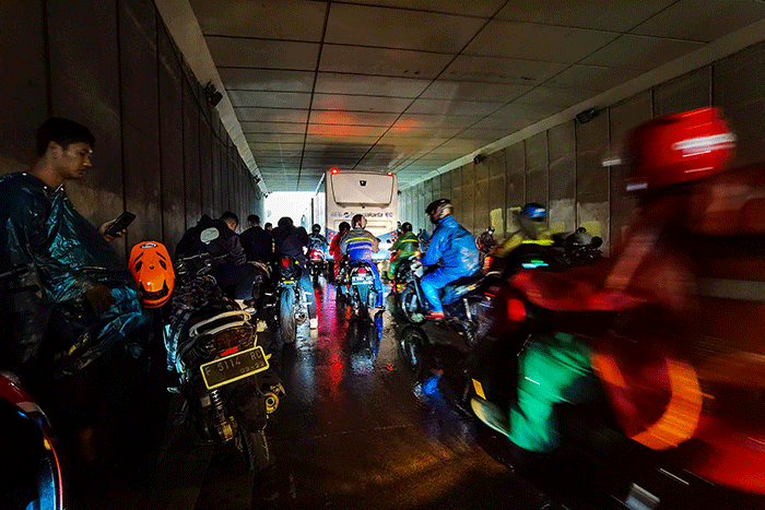 Sejumlah kendaraan berhenti untuk meneduh menunggu hujan berhenti di Underpass kawasan Jakarta Selatan, Kamis (17/3/2022).