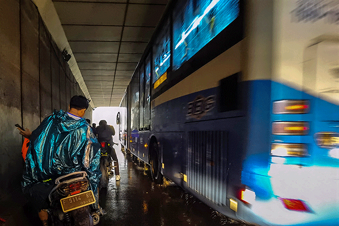 Sejumlah kendaraan berhenti untuk meneduh menunggu hujan berhenti di Underpass kawasan Jakarta Selatan, Kamis (17/3/2022).