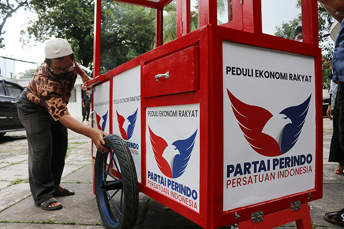 Sekjen Partai Perindo Ahmad Rofiq memberikan bantuan gerobak dan bantuan modal usaha secara simbolik kepada Ibu Perawati pedagang gado-gado.