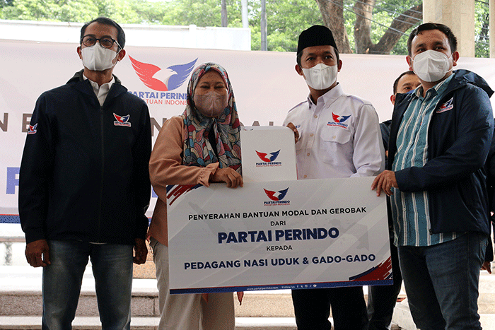Sekjen Partai Perindo Ahmad Rofiq memberikan bantuan gerobak dan bantuan modal usaha secara simbolik kepada Ibu Perawati pedagang gado-gado.