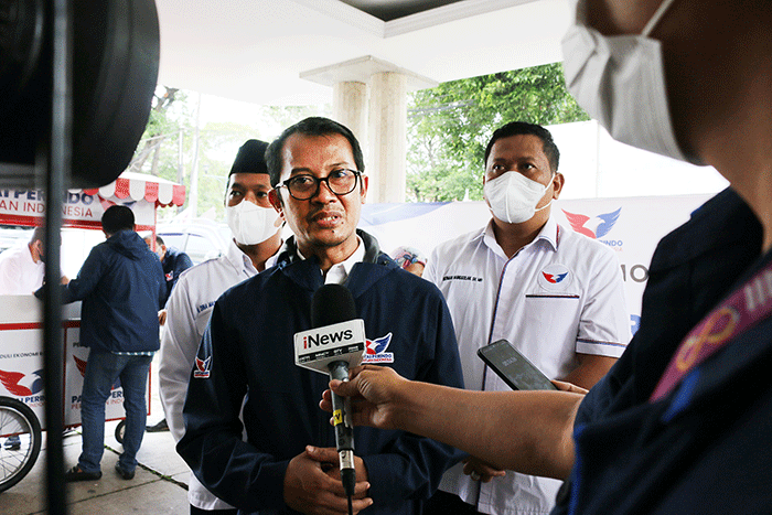 Sekjen Partai Perindo Ahmad Rofiq memberikan bantuan gerobak dan bantuan modal usaha secara simbolik kepada Ibu Perawati pedagang gado-gado.