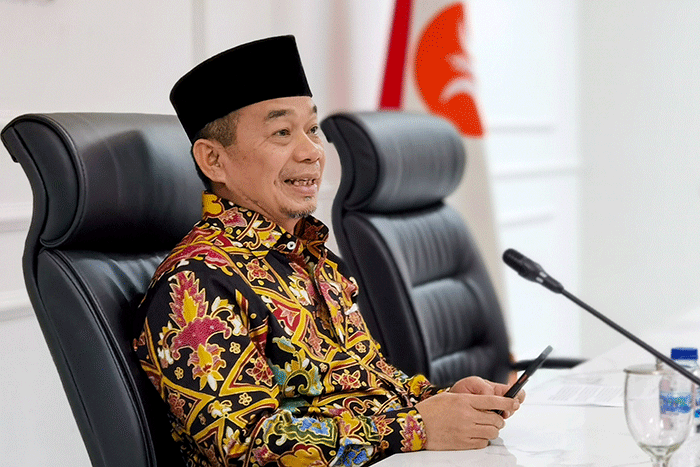 Ketua Fraksi PKS Jazuli Juwaini (tengah) menyikapi kelangkaan dan kemahalan harga minyak goreng di Jakarta, Jumat, (18/3/2022).