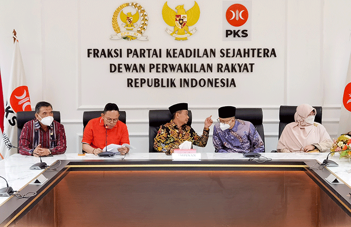 Ketua Fraksi PKS Jazuli Juwaini (tengah) menyikapi kelangkaan dan kemahalan harga minyak goreng di Jakarta, Jumat, (18/3/2022).