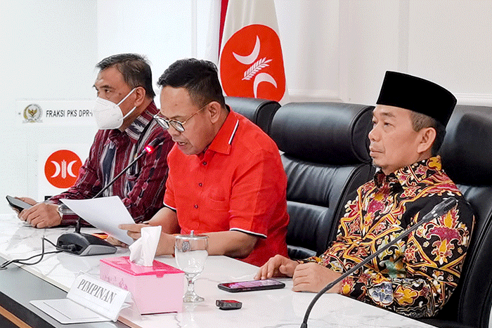 Ketua Fraksi PKS Jazuli Juwaini (tengah) menyikapi kelangkaan dan kemahalan harga minyak goreng di Jakarta, Jumat, (18/3/2022).