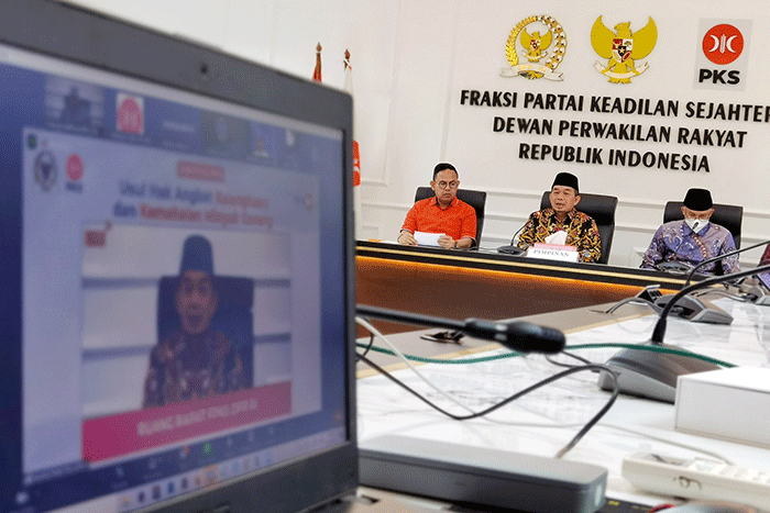 Ketua Fraksi PKS Jazuli Juwaini (tengah) menyikapi kelangkaan dan kemahalan harga minyak goreng di Jakarta, Jumat, (18/3/2022).