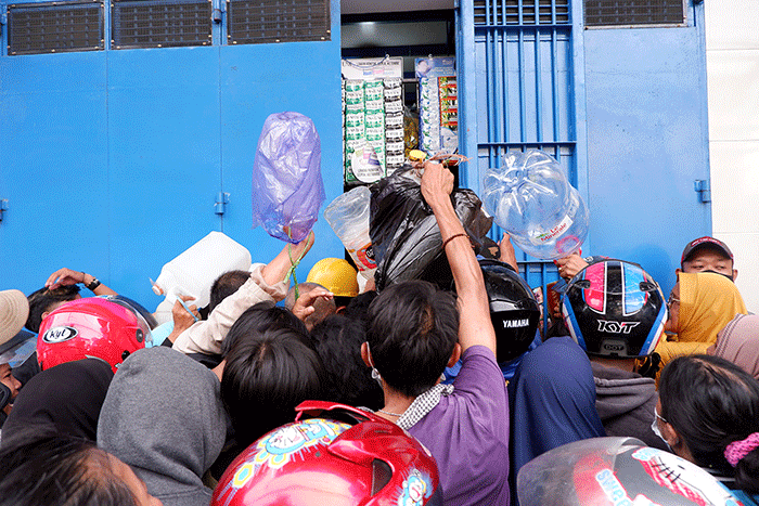 Warga berdesak-desakan untuk mendapatkan minyak goreng curah di Jalan Veteran Selatan, Makassar, Jumat (18/3/2022).