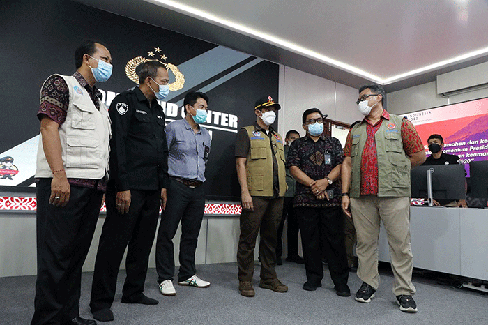 Kepala BNPB Letjen TNI Suharyanto (ketiga kanan) meninjau Command Center yang digunakan sebagai posko keamanan saat penyelenggaraan GPDRR.