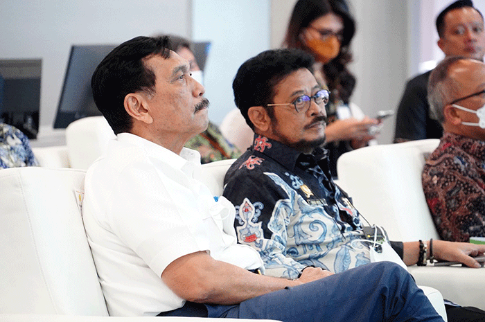 Menko Marves Luhut Binsar Panjaitan meminta Kementerian PUPR segera membantu proses produksi yang dilakukan jajaran Kementerian Pertanian.