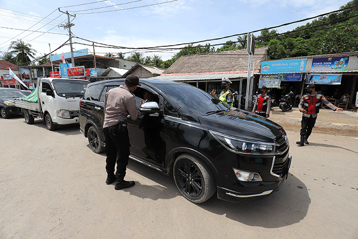 Petugas gabungan berjaga di Bundaran Mandalika, Kuta, Lombok Tengah, NTB, Sabtu (19/3/2022).