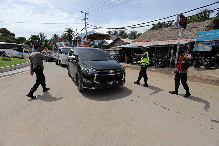 Petugas gabungan berjaga di Bundaran Mandalika, Kuta, Lombok Tengah, NTB, Sabtu (19/3/2022).