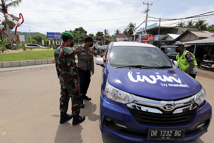 Petugas gabungan berjaga di Bundaran Mandalika, Kuta, Lombok Tengah, NTB, Sabtu (19/3/2022).