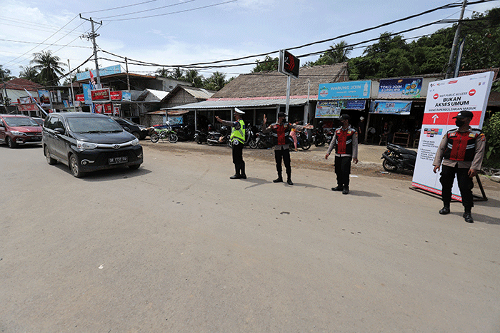 Petugas gabungan berjaga di Bundaran Mandalika, Kuta, Lombok Tengah, NTB, Sabtu (19/3/2022).
