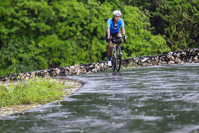 Peserta Bike To Care 2022 #BaliLoop 500 km mendorong sepeda saat melintasi kawasan Pantai Melasti, Badung, Bali, Sabtu (19/3/2022).