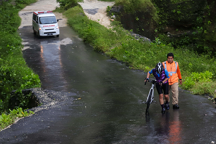 Peserta Bike To Care 2022 #BaliLoop 500 km mendorong sepeda saat melintasi kawasan Pantai Melasti, Badung, Bali, Sabtu (19/3/2022).