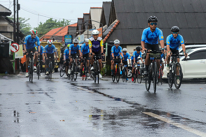 Peserta Bike To Care 2022 #BaliLoop 500 km mendorong sepeda saat melintasi kawasan Pantai Melasti, Badung, Bali, Sabtu (19/3/2022).