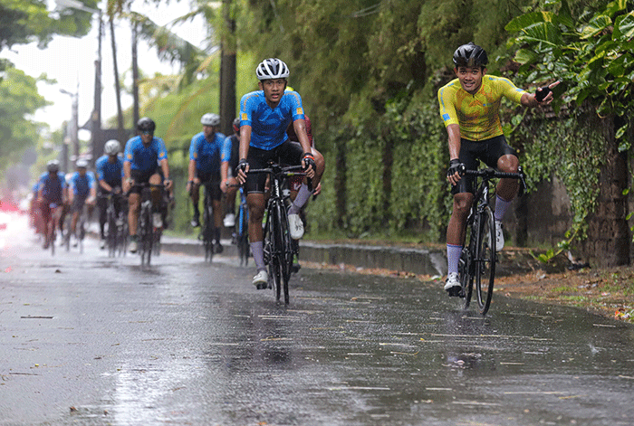 Peserta Bike To Care 2022 #BaliLoop 500 km mendorong sepeda saat melintasi kawasan Pantai Melasti, Badung, Bali, Sabtu (19/3/2022).