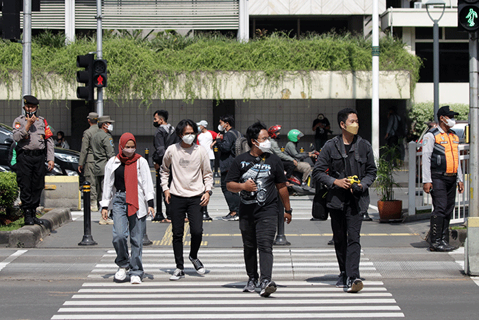 Aktivitas warga di Kawasan Bundaran HI, Jakarta, Sabtu (19/3/2022).