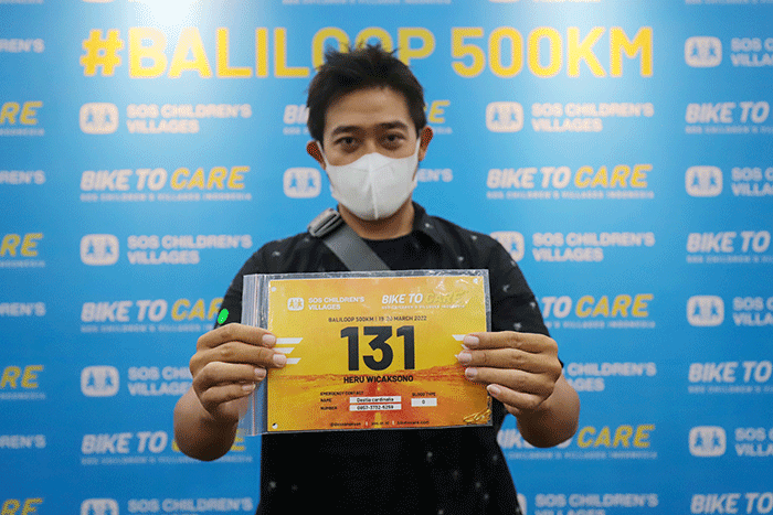 Sejumlah kru memeriksa kesiapan sepeda peserta event Bike To Care 2022 #BaliLoop 500 km di Sol Benoa, Badung, Bali, Jumat (18/3/2022).