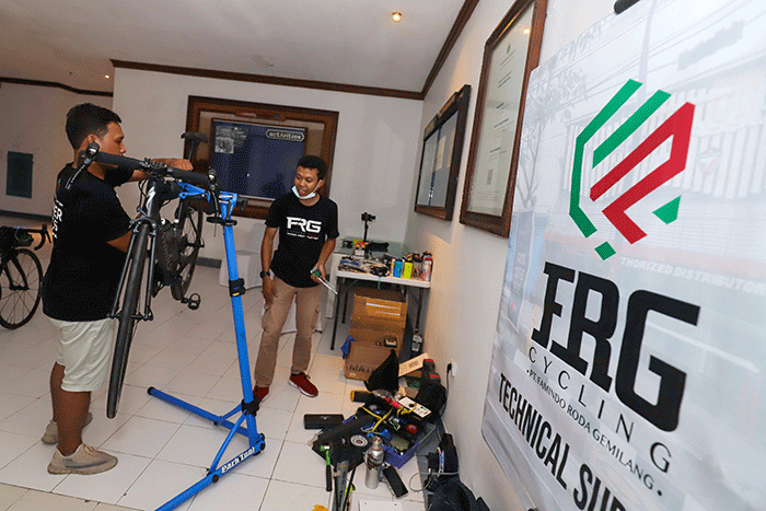 Sejumlah kru memeriksa kesiapan sepeda peserta event Bike To Care 2022 #BaliLoop 500 km di Sol Benoa, Badung, Bali, Jumat (18/3/2022).