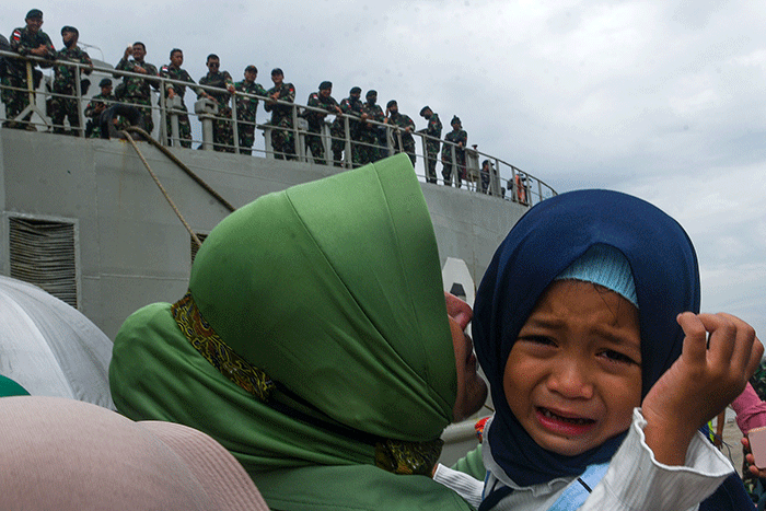 Sebanyak 400 prajurit TNI AD Batalyon Infanteri 142/Ksatria Jaya diberangkatkan ke Papua mengunakan KRI Teluk Bintuni-520 di Pelabuhan Boom Baru Palembang.