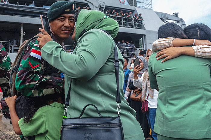 Sebanyak 400 prajurit TNI AD Batalyon Infanteri 142/Ksatria Jaya diberangkatkan ke Papua mengunakan KRI Teluk Bintuni-520 di Pelabuhan Boom Baru Palembang.