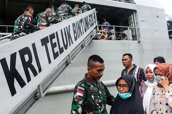 Sebanyak 400 prajurit TNI AD Batalyon Infanteri 142/Ksatria Jaya diberangkatkan ke Papua mengunakan KRI Teluk Bintuni-520 di Pelabuhan Boom Baru Palembang.