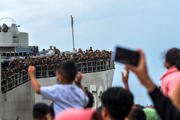Sebanyak 400 prajurit TNI AD Batalyon Infanteri 142/Ksatria Jaya diberangkatkan ke Papua mengunakan KRI Teluk Bintuni-520 di Pelabuhan Boom Baru Palembang.