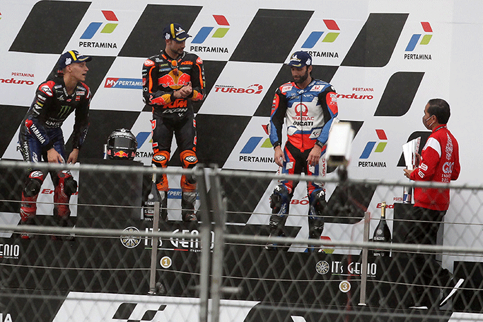 Presiden Joko Widodo (kanan) memberikan cenderamata kepada CEO Dorna Sports Carmelo Ezpeleta.