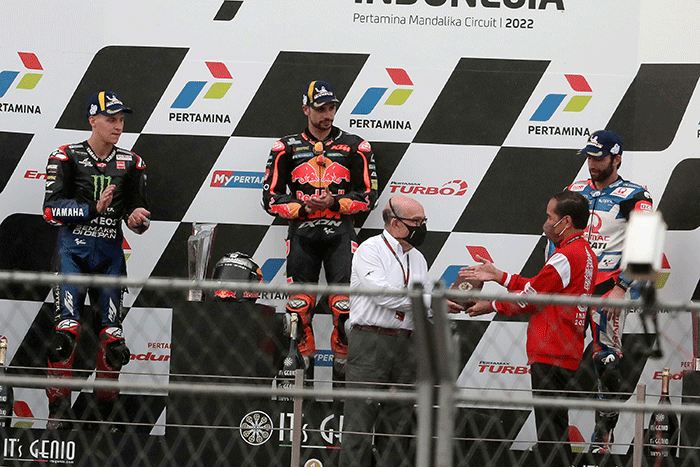 Presiden Joko Widodo (kanan) memberikan cenderamata kepada CEO Dorna Sports Carmelo Ezpeleta.