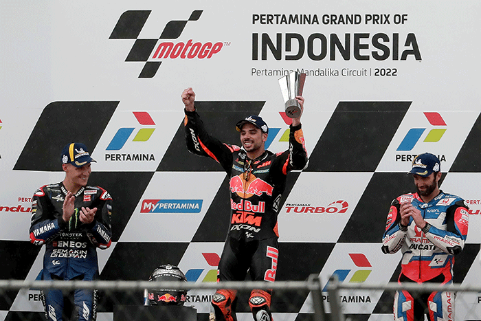 Presiden Joko Widodo (kanan) memberikan cenderamata kepada CEO Dorna Sports Carmelo Ezpeleta.