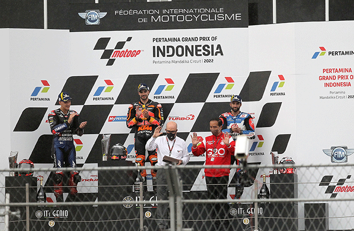 Presiden Joko Widodo (kanan) memberikan cenderamata kepada CEO Dorna Sports Carmelo Ezpeleta.
