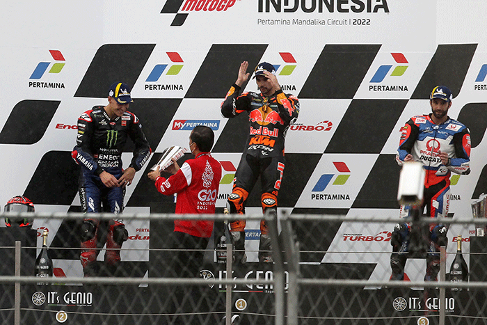 Presiden Joko Widodo (kanan) memberikan cenderamata kepada CEO Dorna Sports Carmelo Ezpeleta.