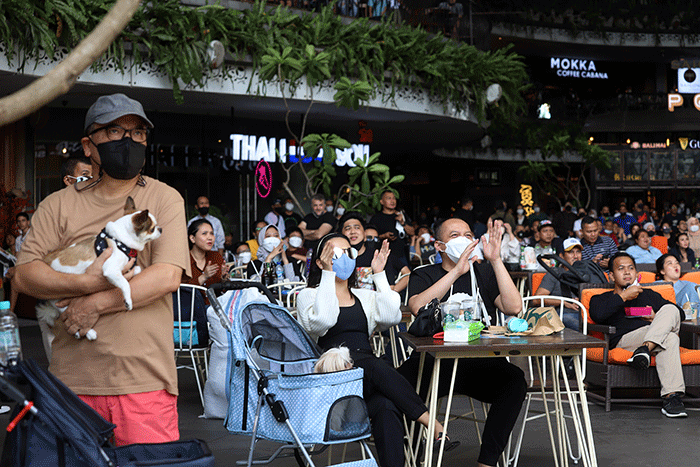 Suasana nonton bareng MotoGP Grand prix of Indonesia yang diadakan Vision+ di Kemang Village, Jakarta Selatan, Minggu (20/3/2022).