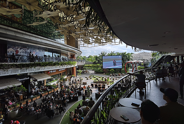 Suasana nonton bareng MotoGP Grand prix of Indonesia yang diadakan Vision+ di Kemang Village, Jakarta Selatan, Minggu (20/3/2022).