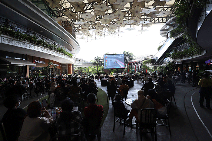 Suasana nonton bareng MotoGP Grand prix of Indonesia yang diadakan Vision+ di Kemang Village, Jakarta Selatan, Minggu (20/3/2022).