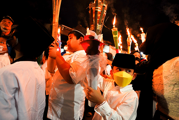 Warga menggelar pawai obor di kawasan Lenteng Agung, Jakarta Selatan, Sabtu (19/3/2022) malam.