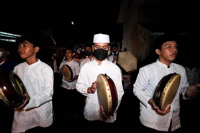 Warga menggelar pawai obor di kawasan Lenteng Agung, Jakarta Selatan, Sabtu (19/3/2022) malam.