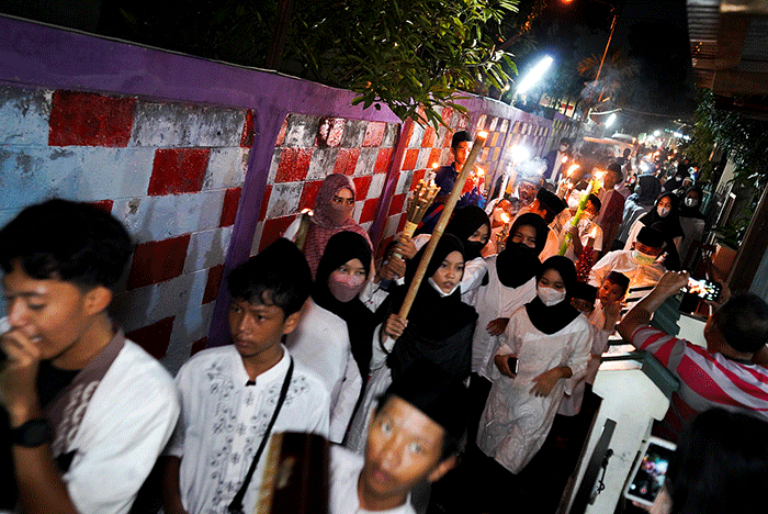 Warga menggelar pawai obor di kawasan Lenteng Agung, Jakarta Selatan, Sabtu (19/3/2022) malam.
