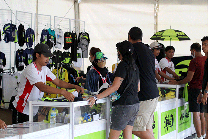 Sejumlah penonton membeli pernak-pernik berupa kaos dan topi VR46 yang merupakan merek apparel milik legenda MotoGP Valentino Rossi.