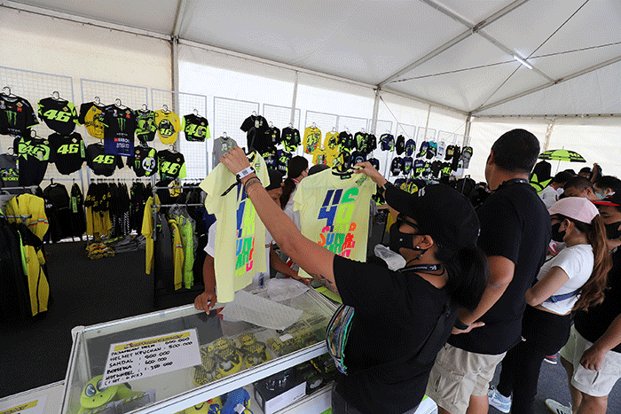 Sejumlah penonton membeli pernak-pernik berupa kaos dan topi VR46 yang merupakan merek apparel milik legenda MotoGP Valentino Rossi.