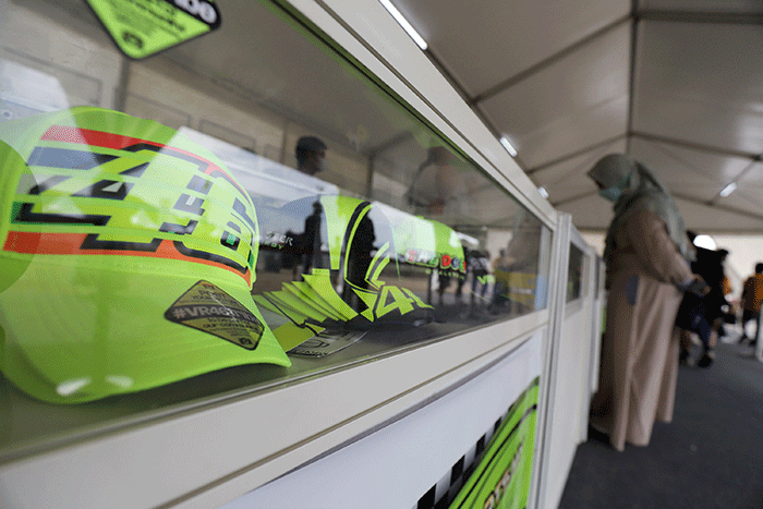 Sejumlah penonton membeli pernak-pernik berupa kaos dan topi VR46 yang merupakan merek apparel milik legenda MotoGP Valentino Rossi.