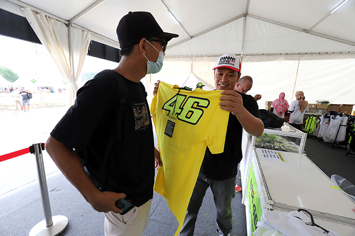 Sejumlah penonton membeli pernak-pernik berupa kaos dan topi VR46 yang merupakan merek apparel milik legenda MotoGP Valentino Rossi.