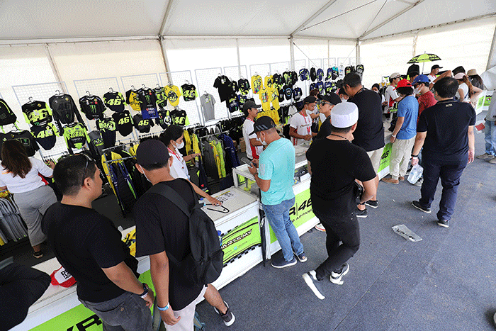 Sejumlah penonton membeli pernak-pernik berupa kaos dan topi VR46 yang merupakan merek apparel milik legenda MotoGP Valentino Rossi.